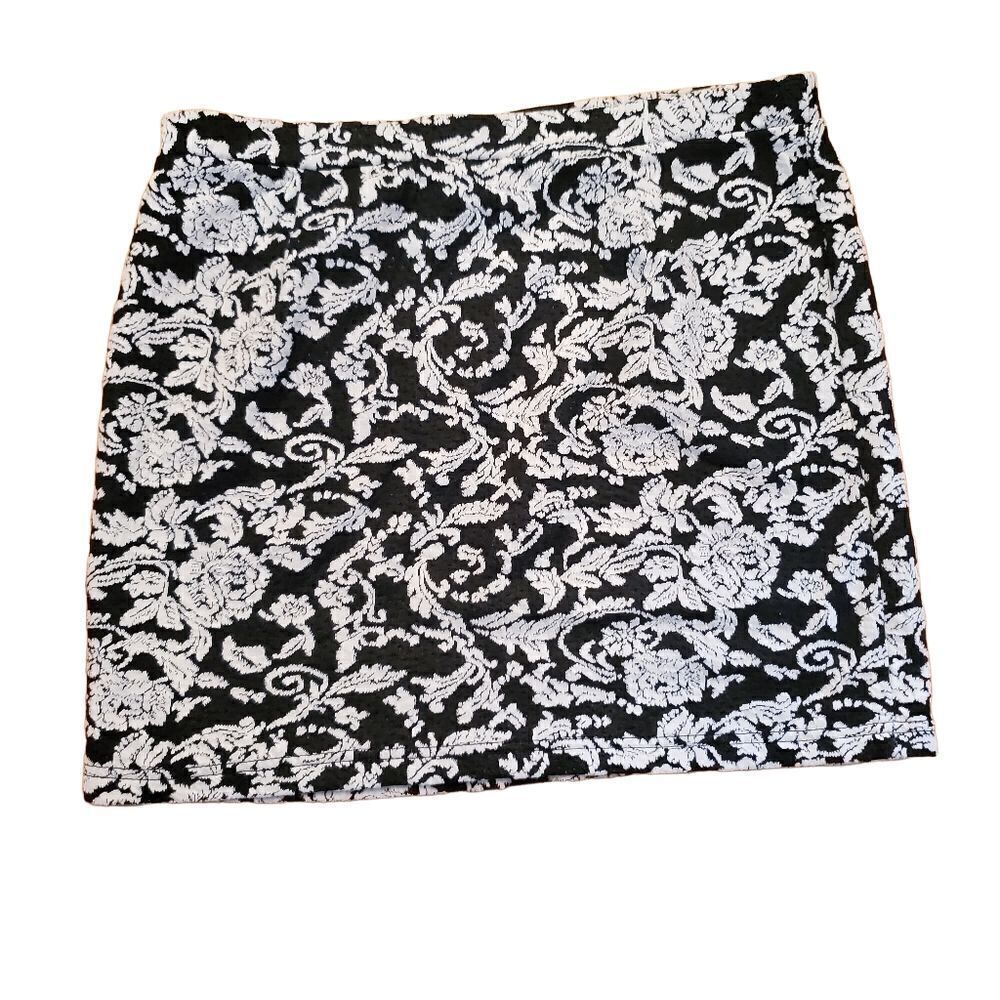 Jack by BB Dakota Ladies Black and White Damask Print Mini Skirt - Size Medium